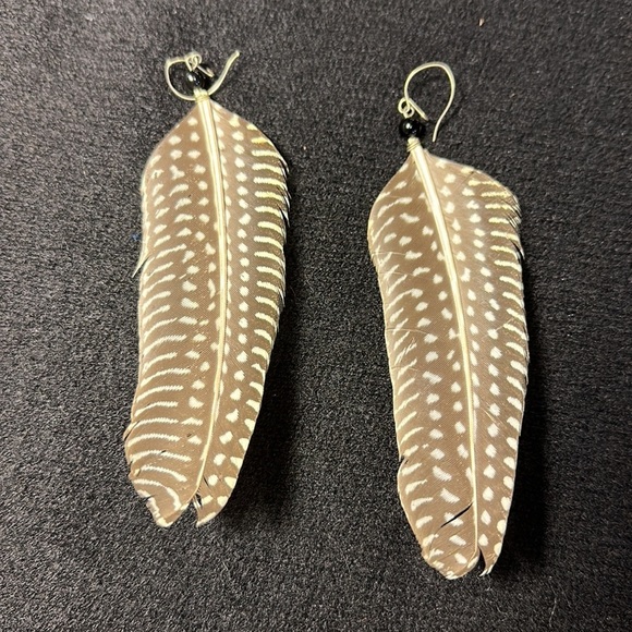🪶Brownie black and ivory 5.5” long FEATHER EARRINGS. Ivory colored zebra stripe - Picture 5 of 8
